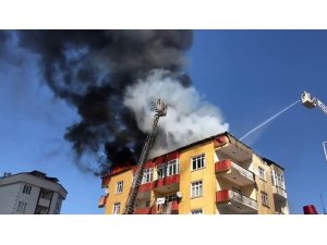 Esenyurtta 4 katlı binanın çatısı alev alev yandı
