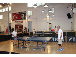 Parkinson hastaları masa tenisi oynadı