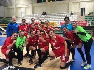 Anadolu Üniversitesi Kadın Hentbol Takımı zirveyi sevdi: 33 -30