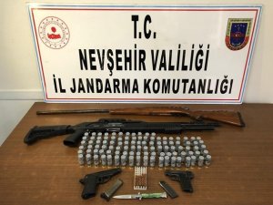 Gülşehir’de bir evde çok sayıda silah ve mermi ele geçirildi