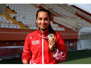 Türkiye’nin ilk engelli triatleti olimpiyatlara gitmek istiyor