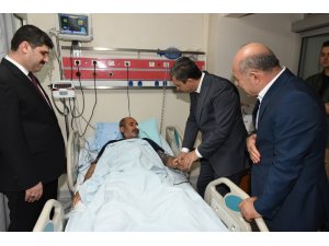 Vali Şahin, Nusaybin’e atılan havan toplarından yaralananları ziyaret etti