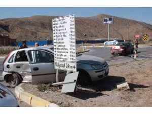 Sivas’ta 4 kişinin yaralandığı kaza anı güvenlik kamerasında