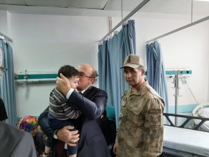 Münbiç’te yaralanan askerlere hastanede ziyaret