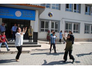 Pekmez, Sincik’te köy okullarını ziyaret etti