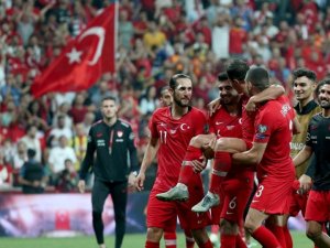 THY uçuş ekibinden Türkiye A Milli Futbol Takımı'na özel anons