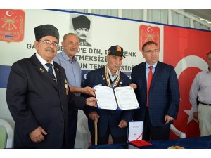 Didimli Kore Gazisi 65 yıl sonra madalya ve berat belgesini aldı