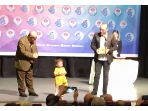 Yönetmen baba ödül alırken 2 yaşındaki kızı sahneye çıktı