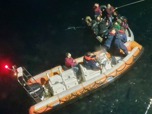 Lastik botla denize açılan 15 göçmeni Sahil Güvenlik kurtardı