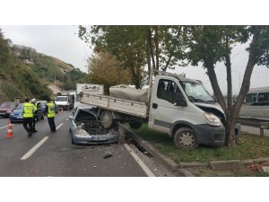 Samsun’da otomobil kamyonetin altına girdi: 2 yaralı