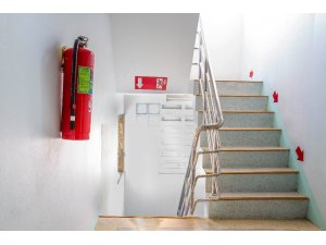 "Yangın merdiveni kapısını kilitli tutmak hayati risklerin yaşanmasına neden oluyor"