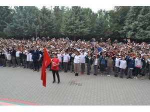 Bin 380 öğrenci aynı anda asker selamı vererek, Barış Pınarı’na destek oldu
