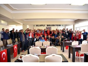 Başkan meclis üyelerinden Mehmetçiğe asker selamı