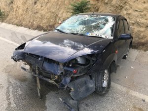 Virajı alamayan sürücü kaza yaptı: 2 yaralı