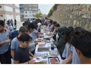 Besni’de öğrencilerden Barış Pınarı Harekatına destek kermesi