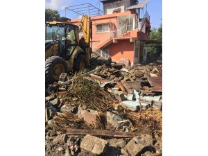 Erzin’de metruk binalar yıkılıyor