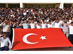 700 öğrenci Mehmetçiğe selam çaktı