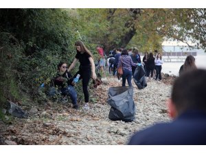 Erasmus’lu öğrenciler Sapanca Gölü’nün kenarındaki çöpleri temizledi