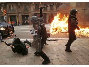 Ayrılıkçı Katalanlar Barselona sokaklarını ateşe verdi