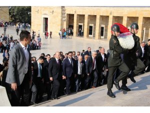 İçişleri Bakanı Soylu, muhtarlarla birlikte Anıtkabir’i ziyaret etti