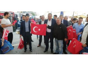 Semt pazarı Türk bayraklarıyla süslendi