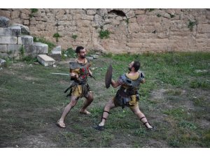 Antik kentte gladyatör dövüşleri nefesleri kesti
