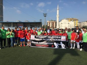 Kadın futbolcular ’Kadına şiddete hayır’ tişörtleriyle maça çıktı