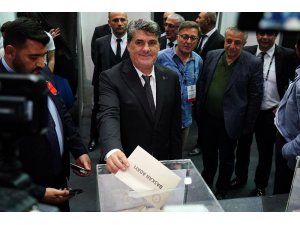 Beşiktaş’ta başkan adaylarından Serdal Adalı oyunu kullandı