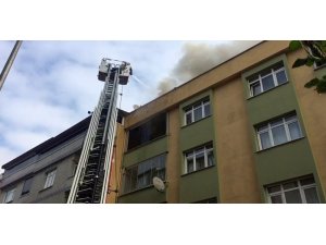 Sultangazi Cebeci Mahallesi’nde bulunan bir binanın çatı katında henüz bilinmeyen bir nedenle yangın çıktı. Olay yerine itfaiye ekipleri sevk edildi.