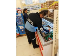Çan Belediyesi zabıtalarından marketlere gıda kontrolü