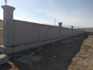 Develi’de mezarlık duvar yapım çalışmaları devam ediyor