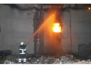 Adana’da plastik fabrikasında yangın