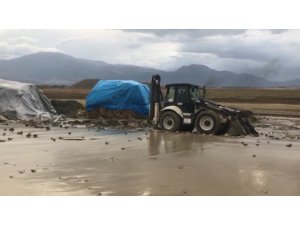 Erzincan’da yağmur yağışı dereleri taşırdı