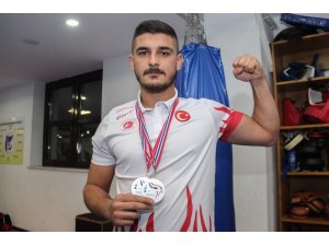 Askerden geldi, Uluslararası Kick-Boks Şampiyonası’nda iki gümüş madalya aldı