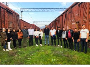 Erzincan’daki Ahıskalı öğrenciler, sürgünün gerçekleştiği tren raylarını ziyaret etti