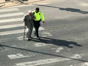 Polis, yürümekte zorluk çeken yaşlı adamı kolundan tutarak karşıya geçirdi
