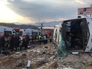 Kayseri'de işçi servis midibüsü devrildi: 20 yaralı