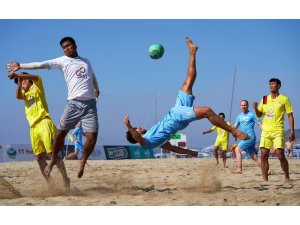 Alanya’da düzenlenen plaj futbolu şampiyonası nefes kesti