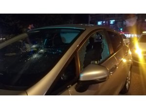 Kaza sonrası kadın sürücü, otomobile levyeyle sadırdı iddiası