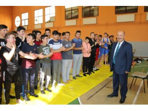 Kütahya’da Anadolu İmam Hatip Lisesi öğrencileri arası güreş müsabakaları başladı