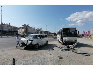 Antalya’da servis midibüsü ile minibüs çarpıştı: 2 yaralı