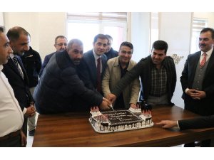Kaymakam Erat’tan gazetecilere sürpriz kutlama