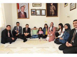 Vali Şahin, şehitlerin ölüm yıl dönümünde ailelerini ziyaret etti