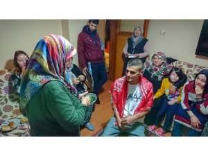 Annelerden Mehmetçiklere asker kınası