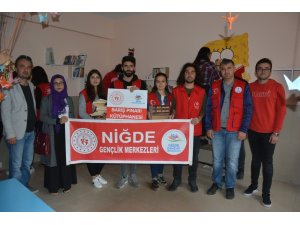 Gönüllü gençler, köy okuluna ‘Barış Pınarı’ kütüphanesi kurdu