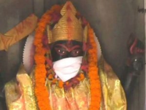 Hindistan'da tanrı heykellerine maske takıldı