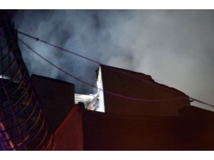 Taksim’de 6 katlı bir binanın çatısı alev alev yandı