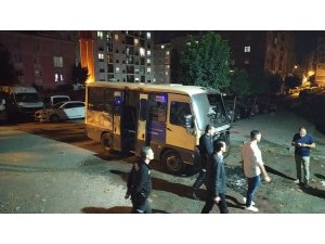Sokakta park halindeki minibüs alev alev yandı