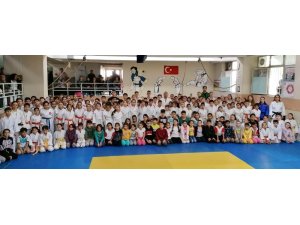 Salihli’de 200 judocu kemer atladı