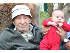 79 torunu olan ve 100 yaşına giren yaşlı adama torunlarından doğum günü sürprizi